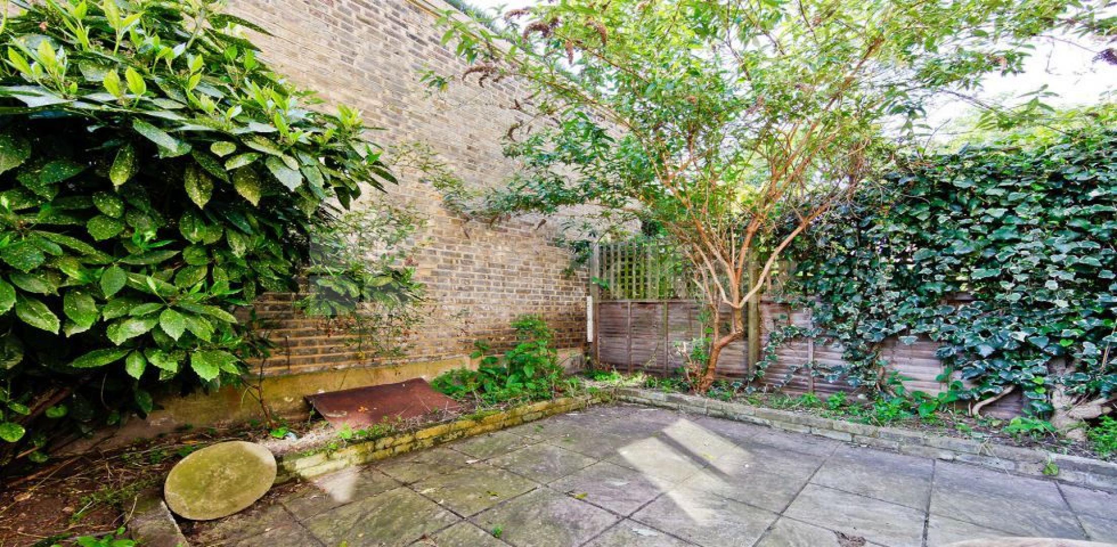 			UNDER OFFER , 2 Bedroom, 1 bath, 1 reception Apartment			 Strathleven Road, Clapham North/Brixton